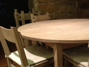 Barnizado de madera: mesas y sillas para restaurante.